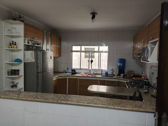 Sobrado Espaçoso e Achegado com 3 Dormitórios – Excelente Ventilação e Iluminação Natural