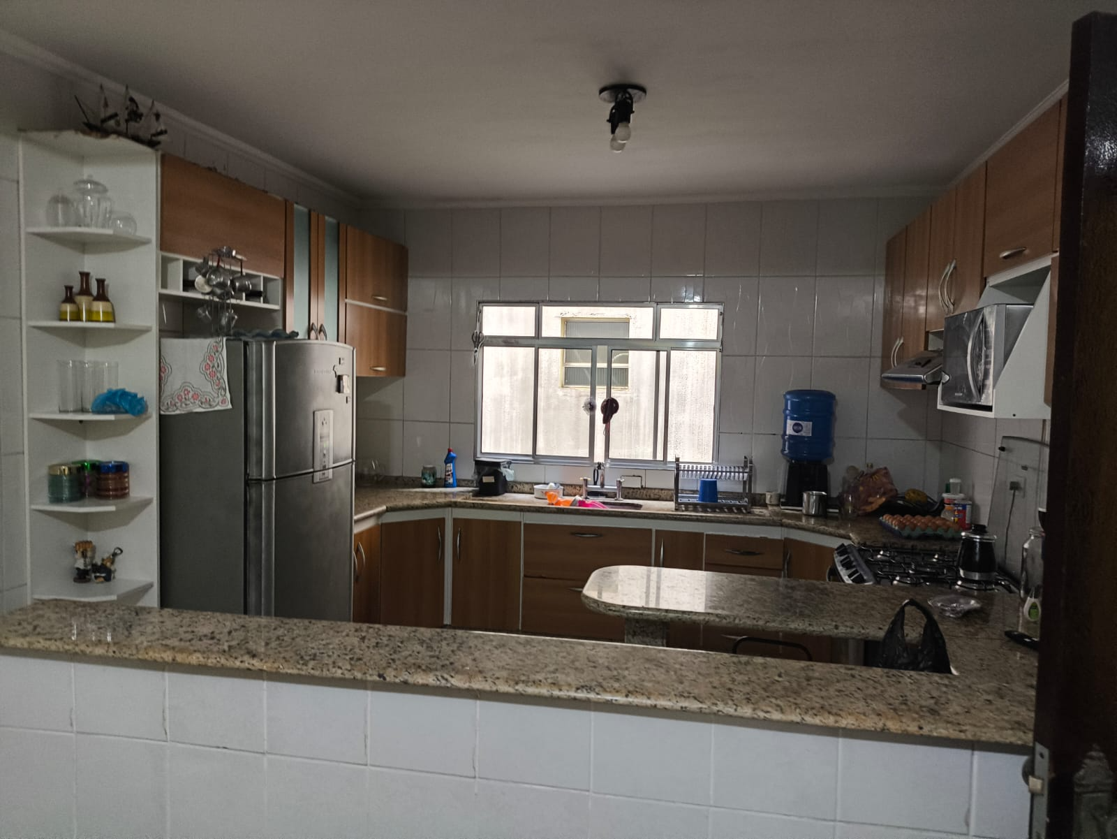 971 (21) Sobrado Espaçoso e Achegado com 3 Dormitórios – Excelente Ventilação e Iluminação Natural