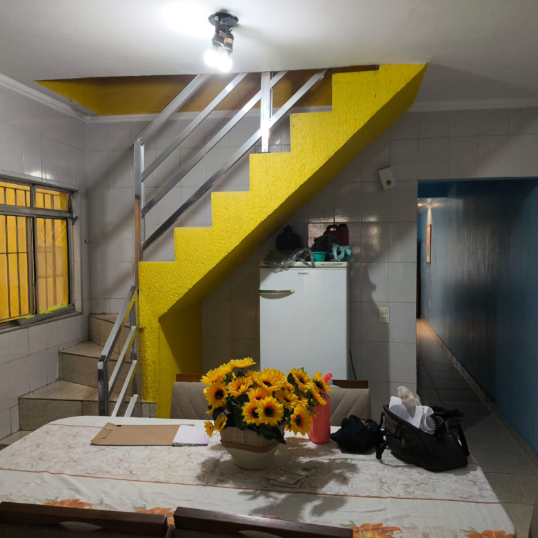 Sobrado Espaçoso e Achegado com 3 Dormitórios – Excelente Ventilação e Iluminação Natural