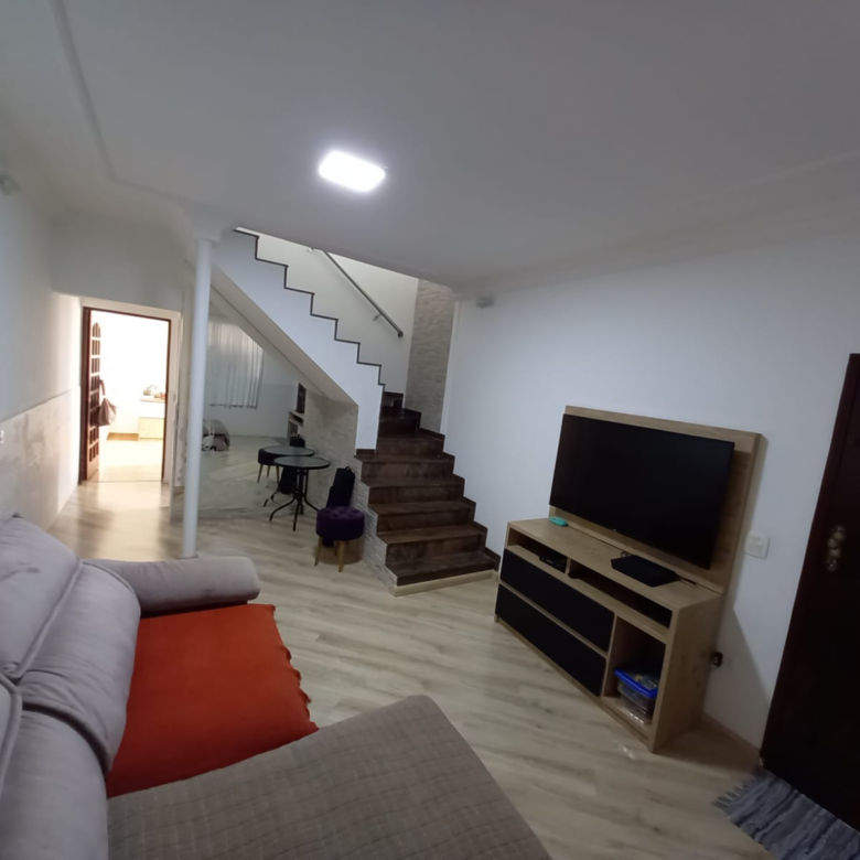 Sobrado Completo com 3 Dormitórios, Suíte com Hidro e Edícula a 10 Minutos do Centro