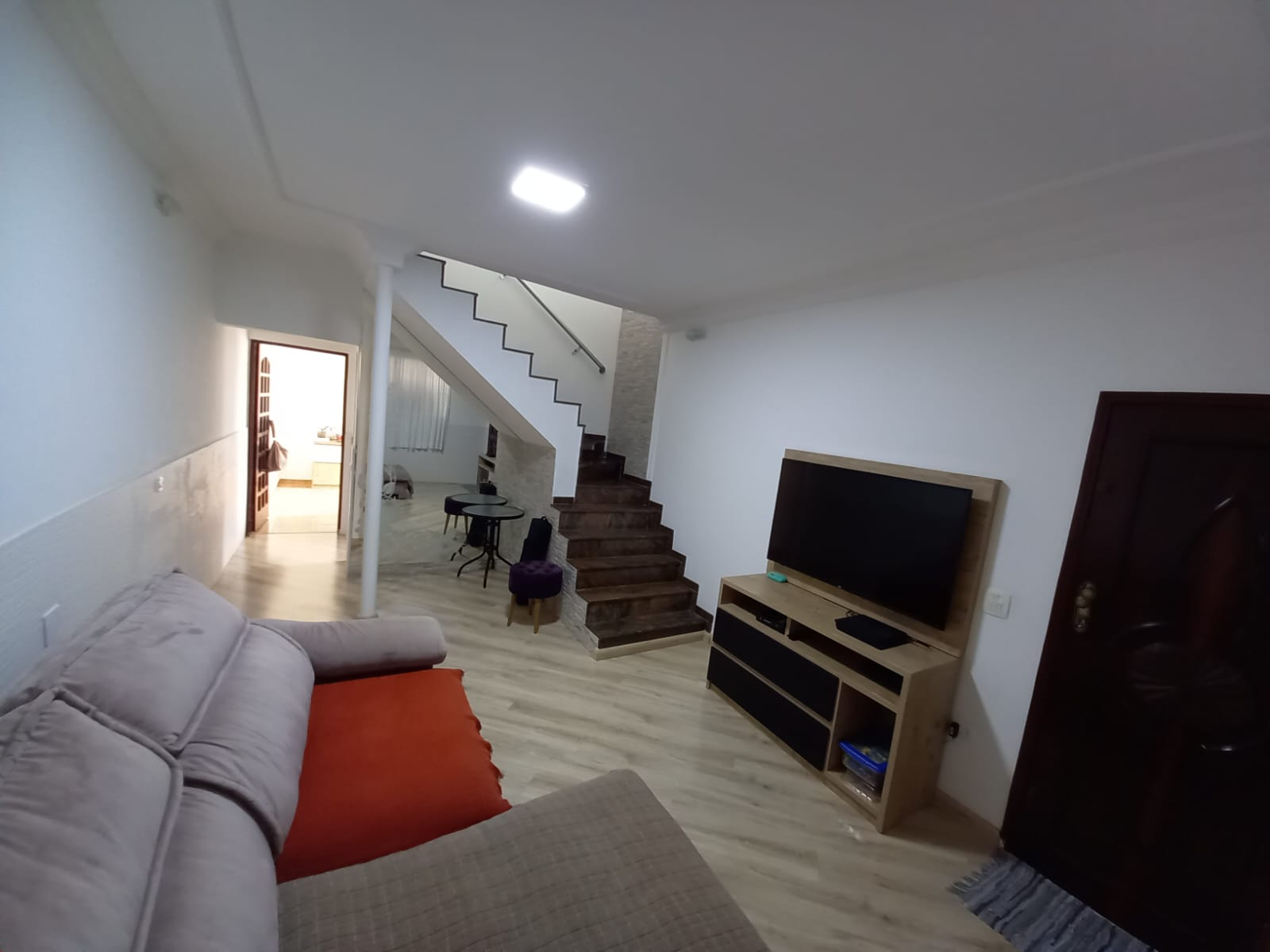 973 (12) Sobrado Completo com 3 Dormitórios, Suíte com Hidro e Edícula a 10 Minutos do Centro