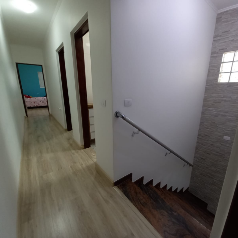 Sobrado Completo com 3 Dormitórios, Suíte com Hidro e Edícula a 10 Minutos do Centro