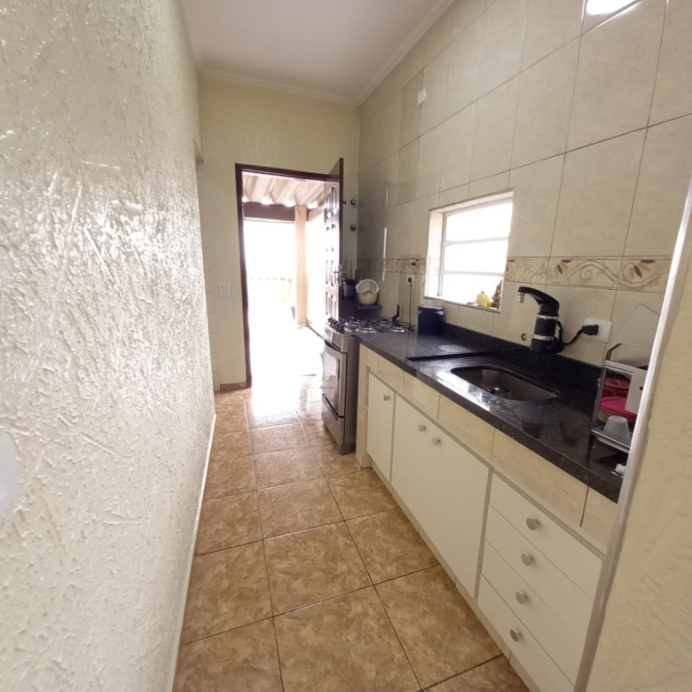 Sobrado Completo com 3 Dormitórios, Suíte com Hidro e Edícula a 10 Minutos do Centro